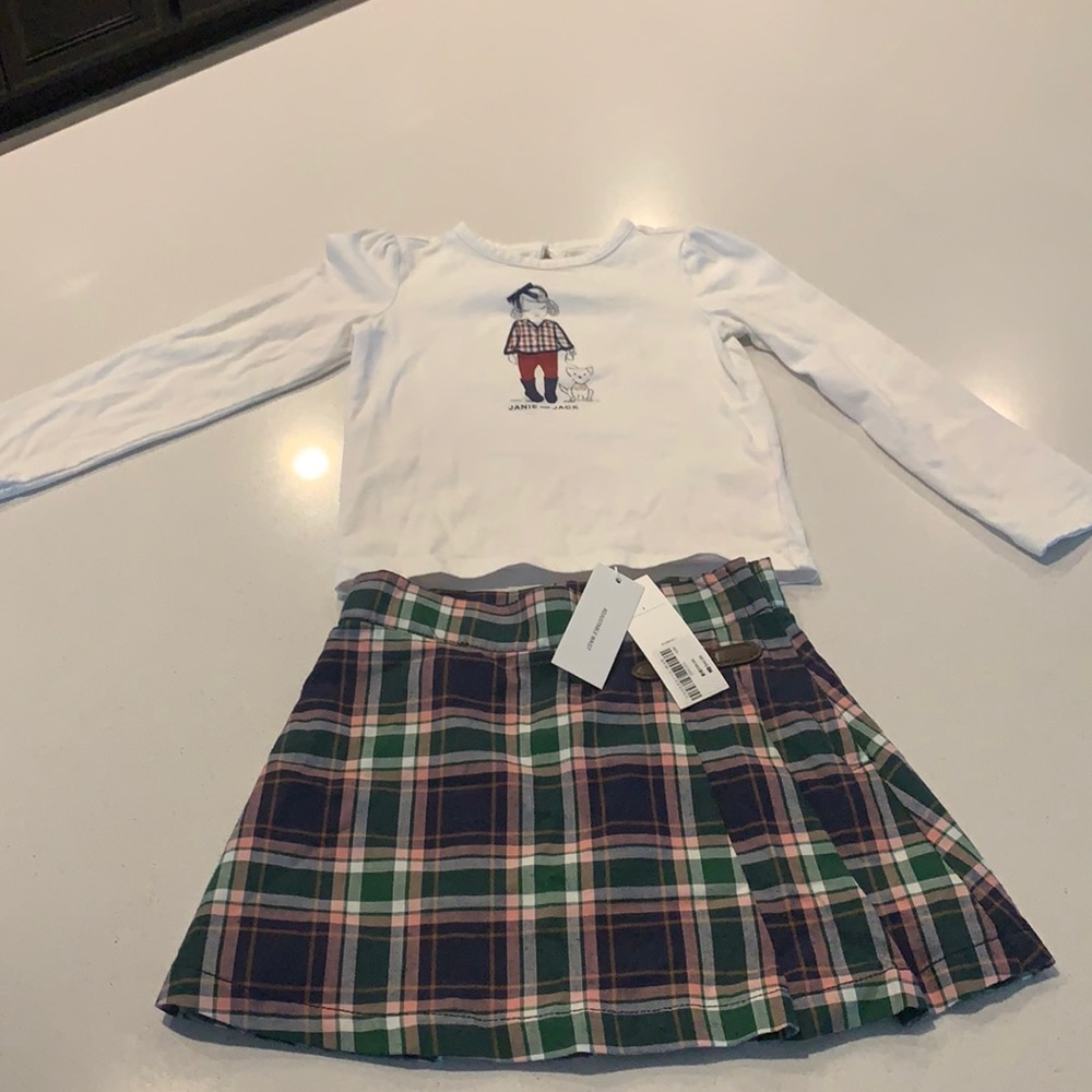 The top is a sz4 and skirt sz3